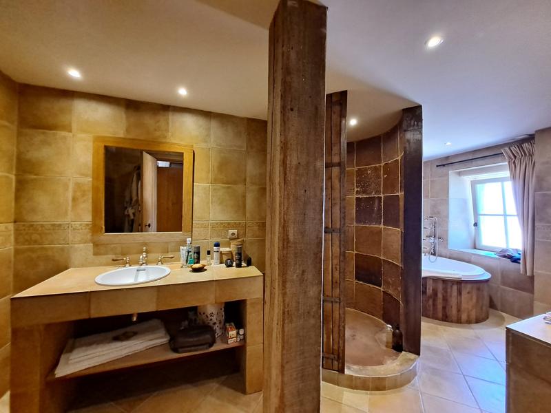 Maison - 427 m² - 12 pièces