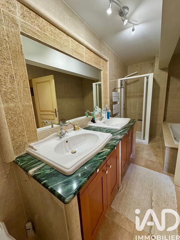 Maison - 250 m² - 6 pièces