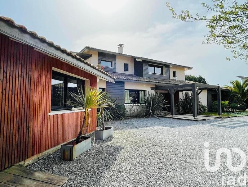 Maison - 400 m² - 12 pièces