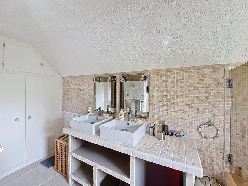 Maison - 270 m² - 10 pièces