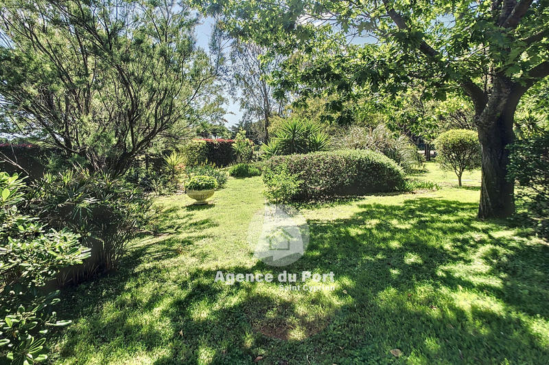 Villa - 221 m² - 9 pièces