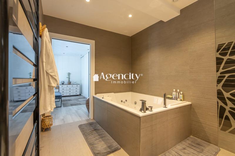 Maison - 200 m² - 8 pièces