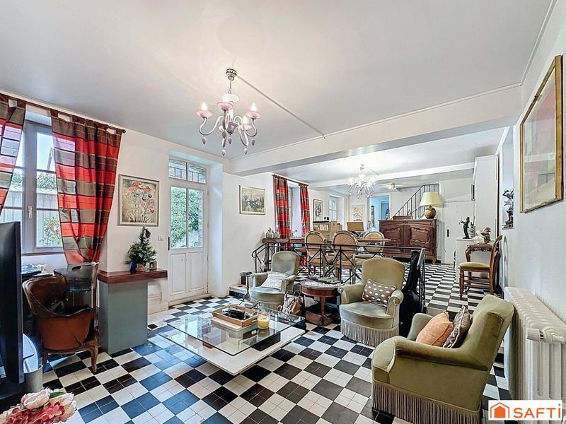 Maison - 220 m² - 7 pièces