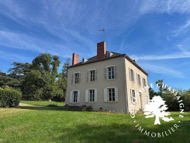 Maison traditionnelle - 261 m² - 9 pièces