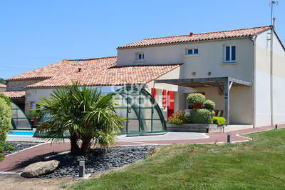 Maison - 225 m² - 9 pièces