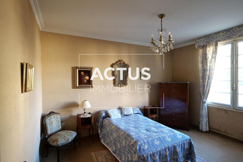 Maison - 240 m² - 9 pièces