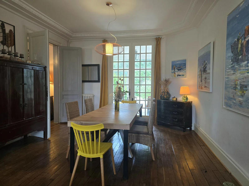 Maison - 290 m² - 9 pièces