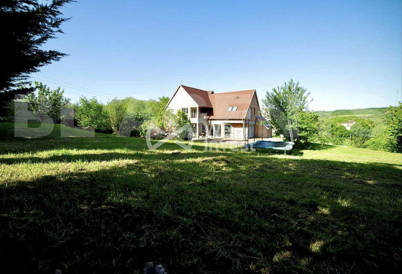 Maison - 222 m² - 8 pièces