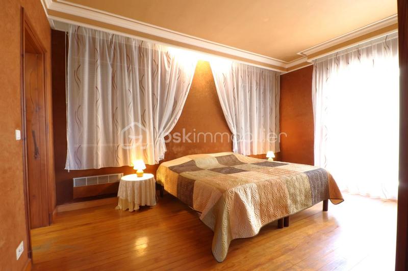 Propriété - 230 m² - 7 pièces