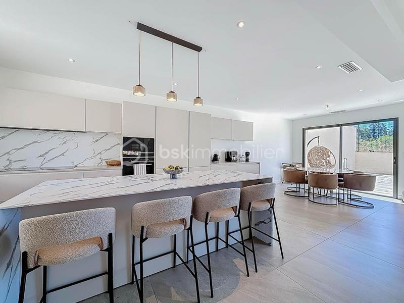 Maison - 346 m² - 8 pièces