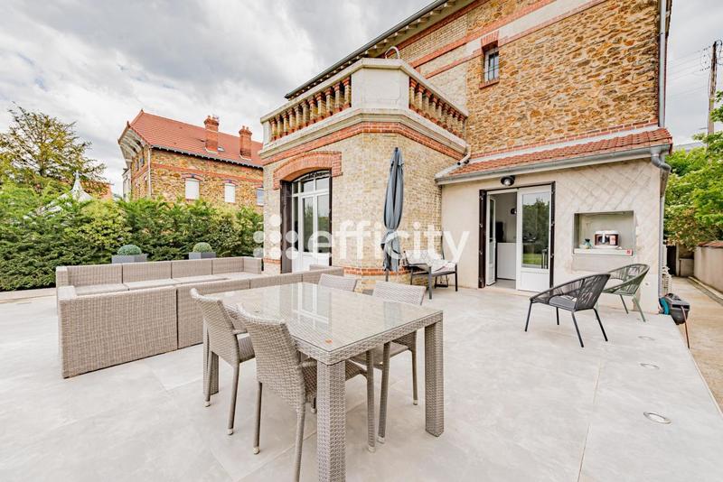 Maison - 232 m² - 9 pièces