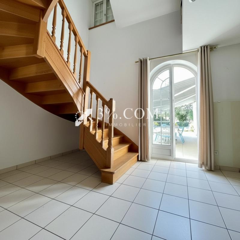 Propriété - 233 m² - 9 pièces