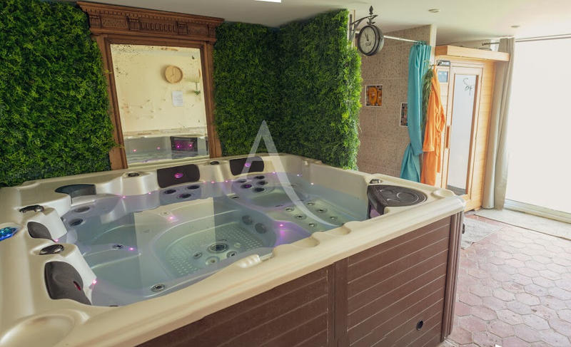 Maison - 334 m² - 12 pièces