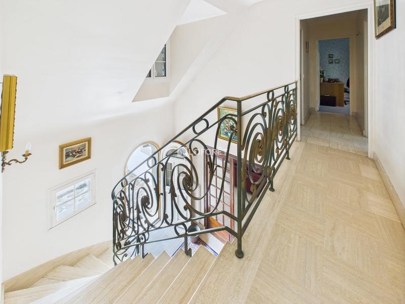 Maison traditionnelle - 215 m² - 9 pièces