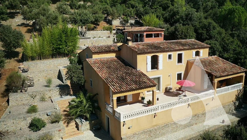 Maison - 298 m² - 9 pièces