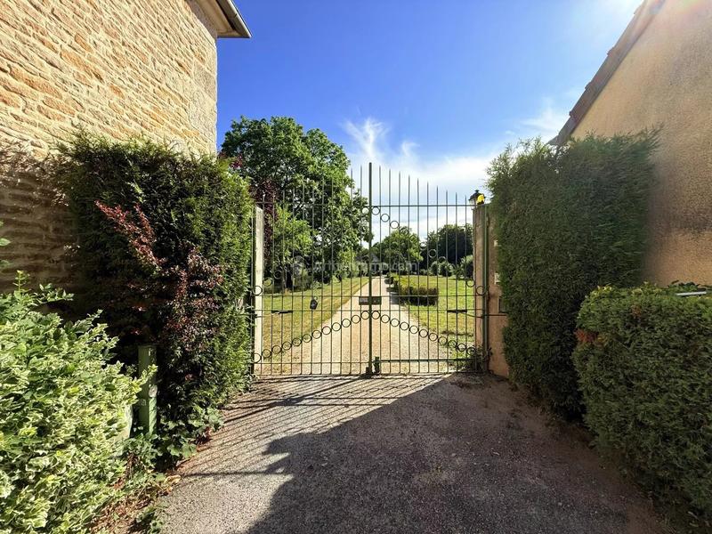 Maison - 288 m² - 9 pièces