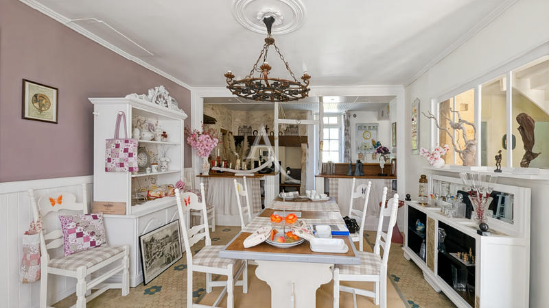 Maison - 263 m² - 12 pièces