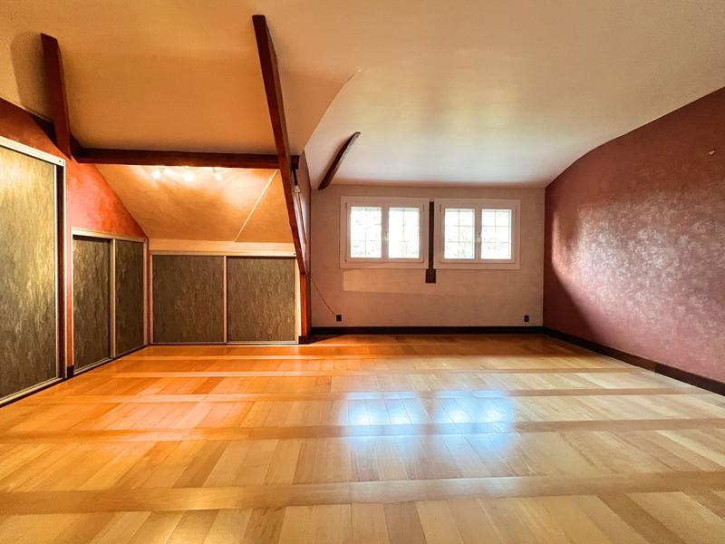 Maison - 247 m² - 7 pièces