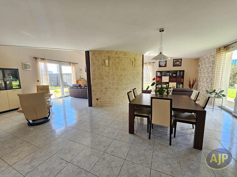 Maison - 240 m² - 6 pièces