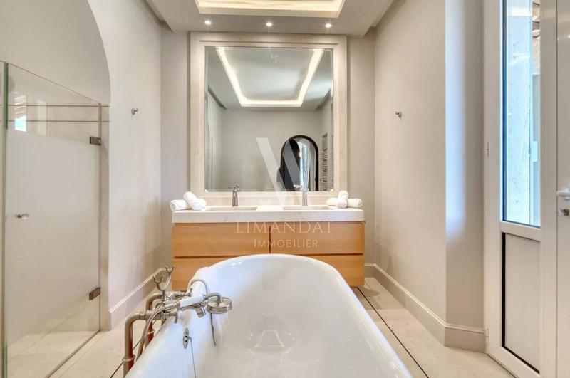 Villa - 1 200 m² - 16 pièces