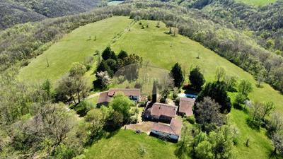 Maison - 300 m² - 10 pièces