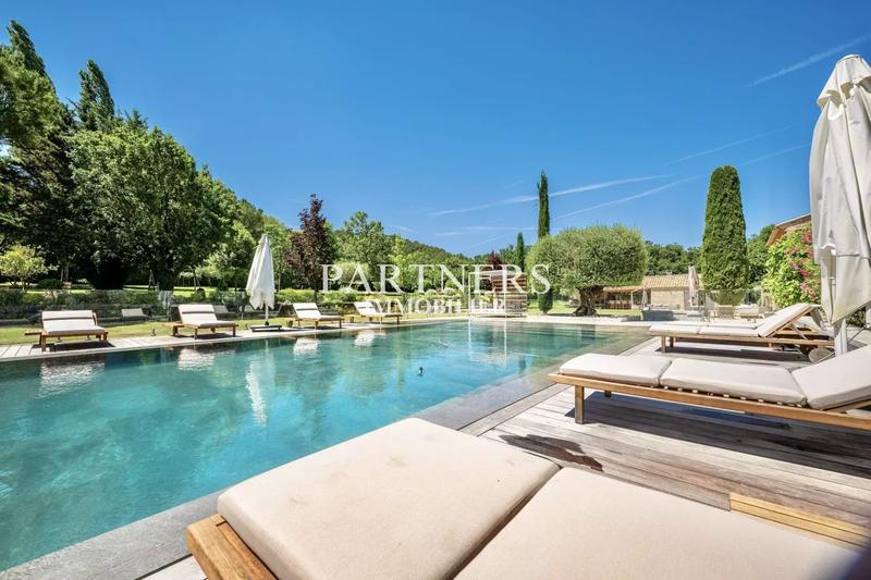 Maison - 465 m² - 11 pièces