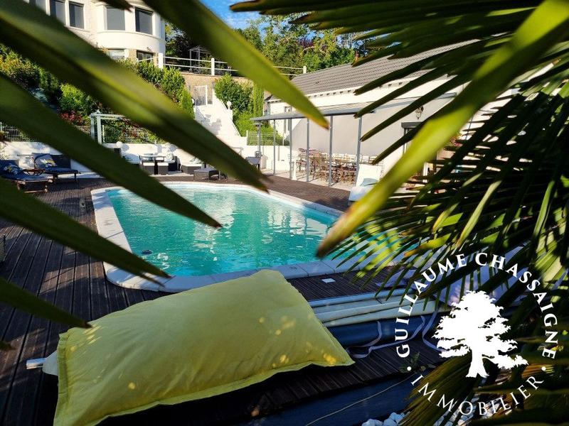 Maison traditionnelle - 336 m² - 10 pièces