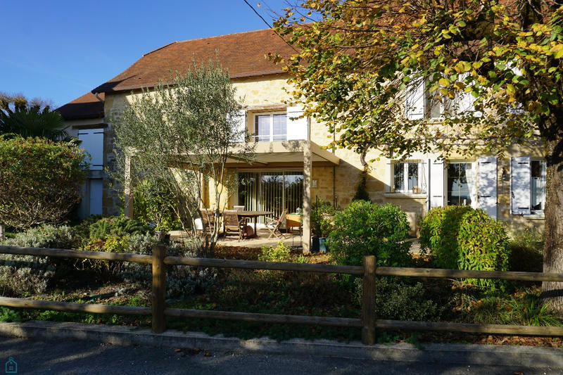 Maison - 298 m² - 9 pièces
