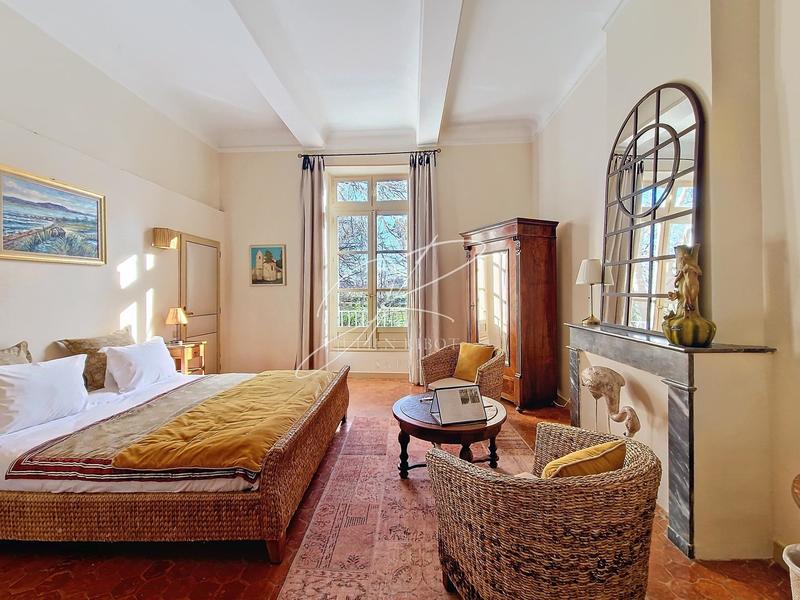 Château - 1 450 m² - 30 pièces