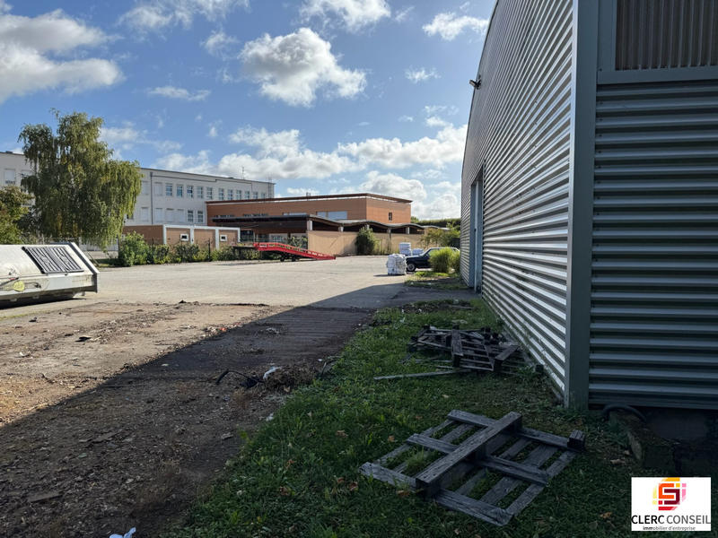 Local d'activités - 1 700 m²