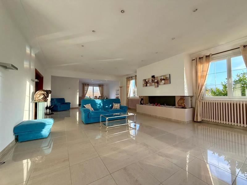 Maison - 210 m² - 6 pièces