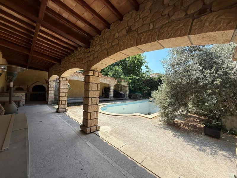 Maison - 320 m² - 5 pièces