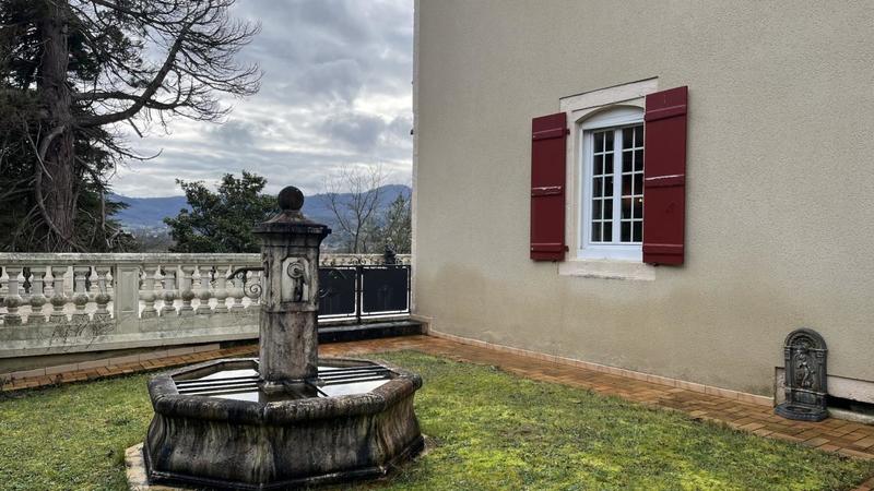 Maison - 300 m² - 8 pièces