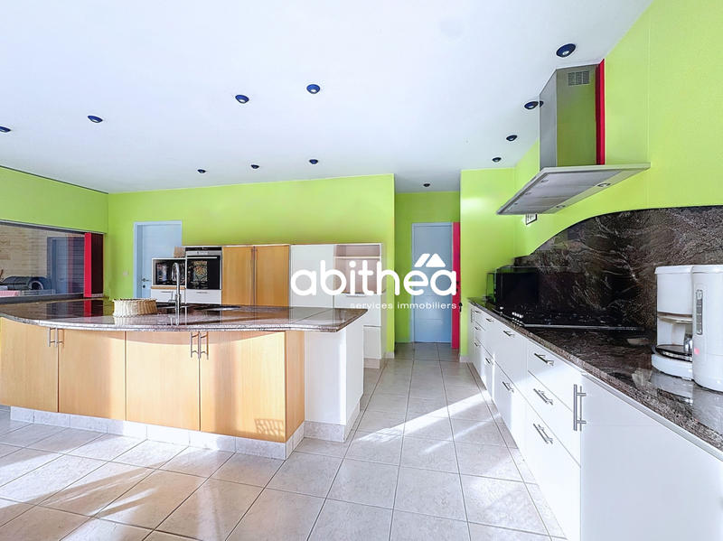 Maison - 368 m² - 9 pièces
