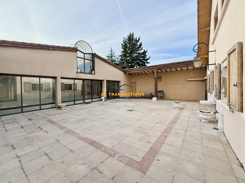 Maison - 220 m² - 8 pièces