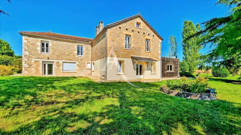 Maison - 330 m² - 11 pièces