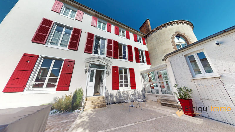 Maison - 228 m² - 8 pièces