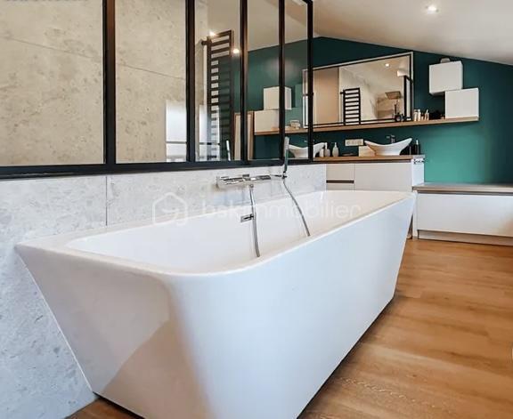 Appartement - 242 m² - 7 pièces