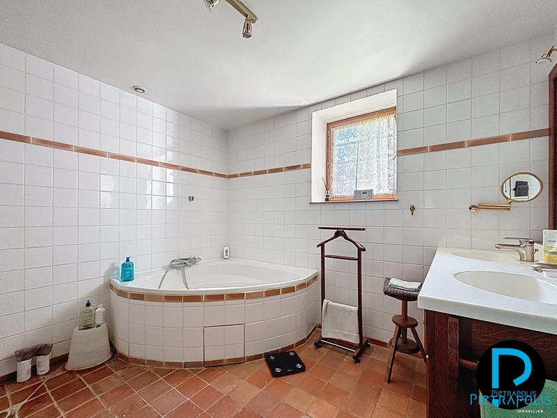 Maison - 334 m² - 7 pièces