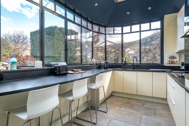 Maison - 210 m² - 8 pièces