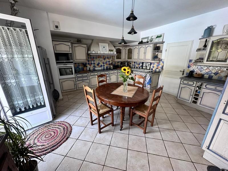 Maison - 275 m² - 9 pièces