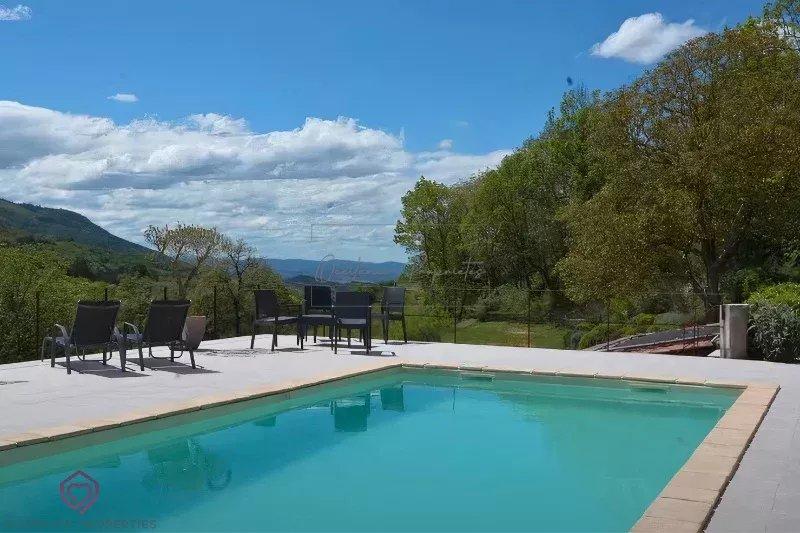 Propriété - 700 m² - 23 pièces