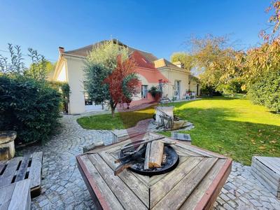 Maison - 250 m² - 7 pièces