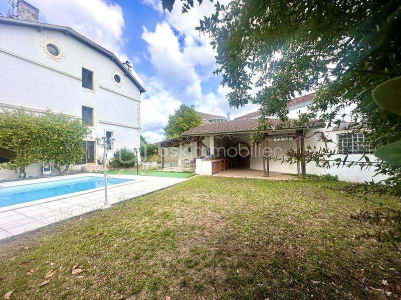 Demeure - 298 m² - 12 pièces