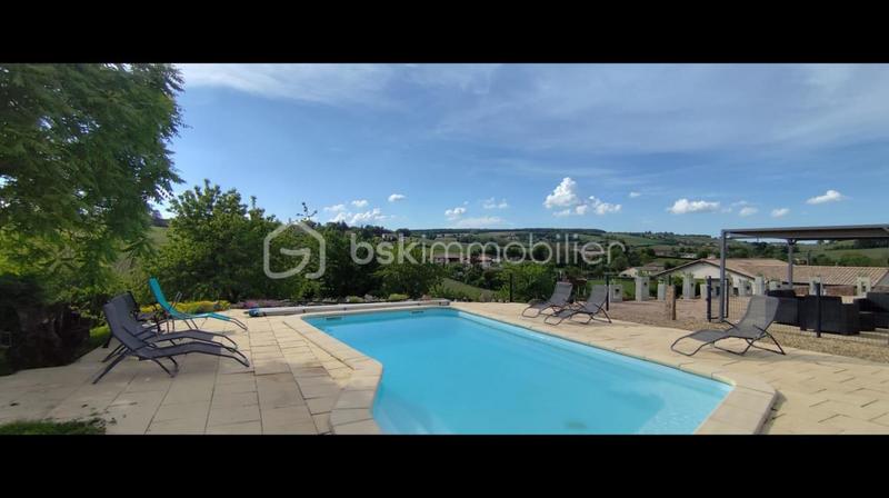 Maison - 196 m² - 9 pièces