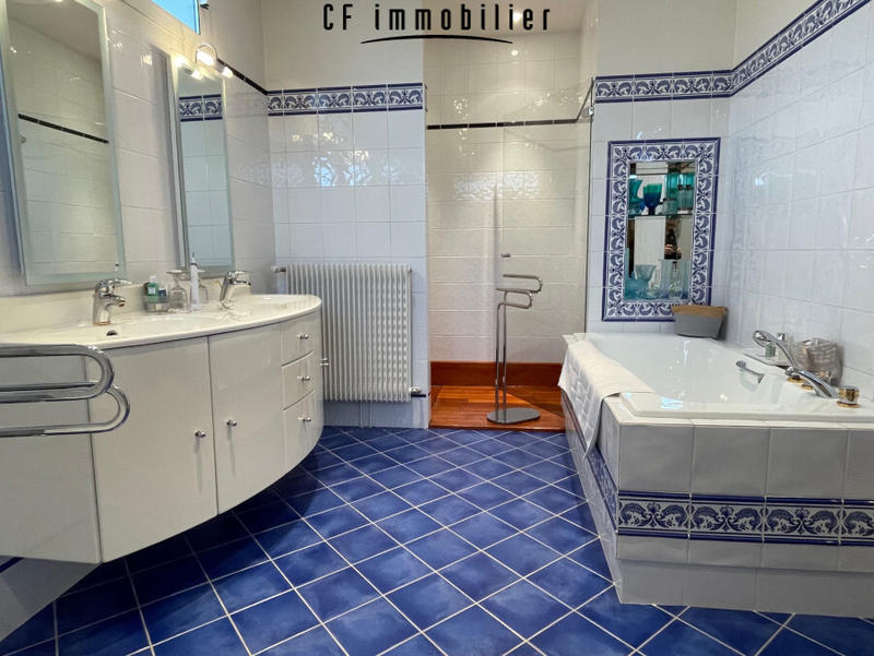 Maison - 455 m² - 9 pièces