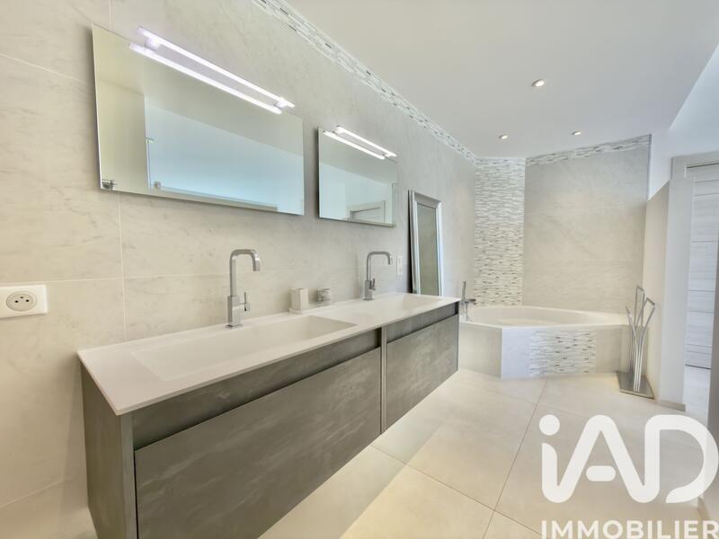 Maison - 225 m² - 6 pièces