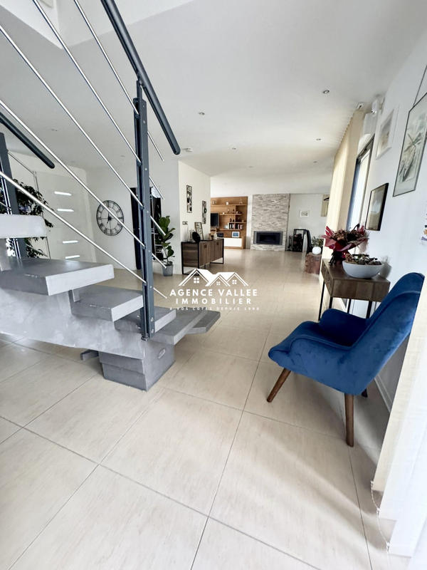 Maison - 280 m² - 8 pièces