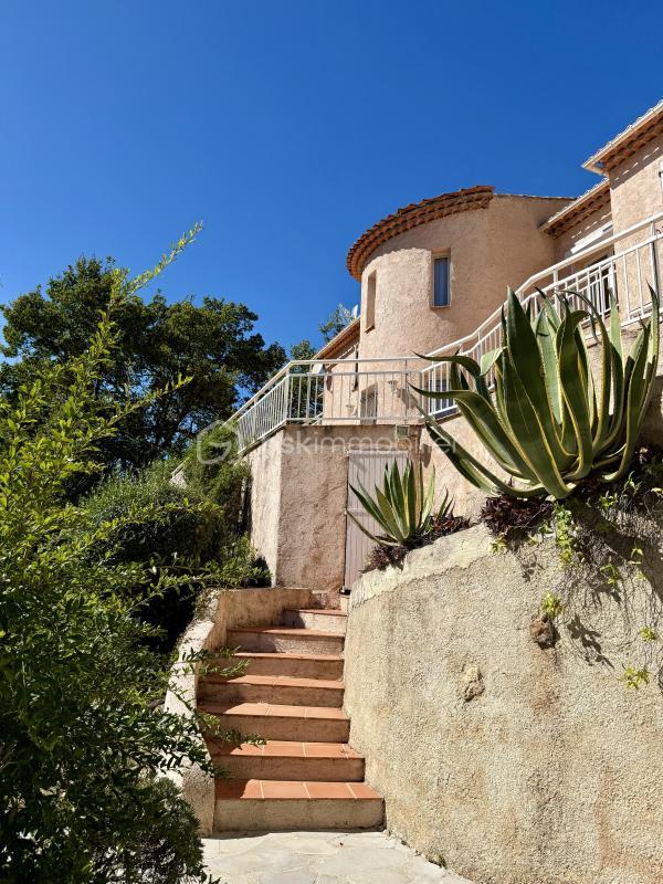 Maison - 240 m² - 6 pièces