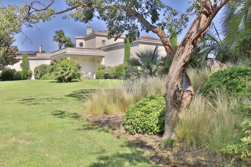 Maison - 320 m² - 8 pièces